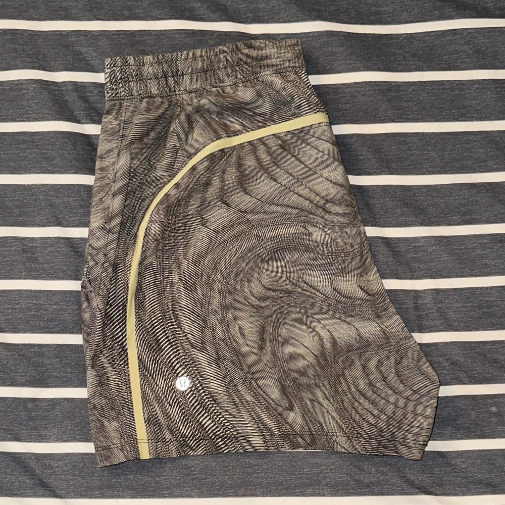 Lululemon Pacebreaker Size XL 5inch